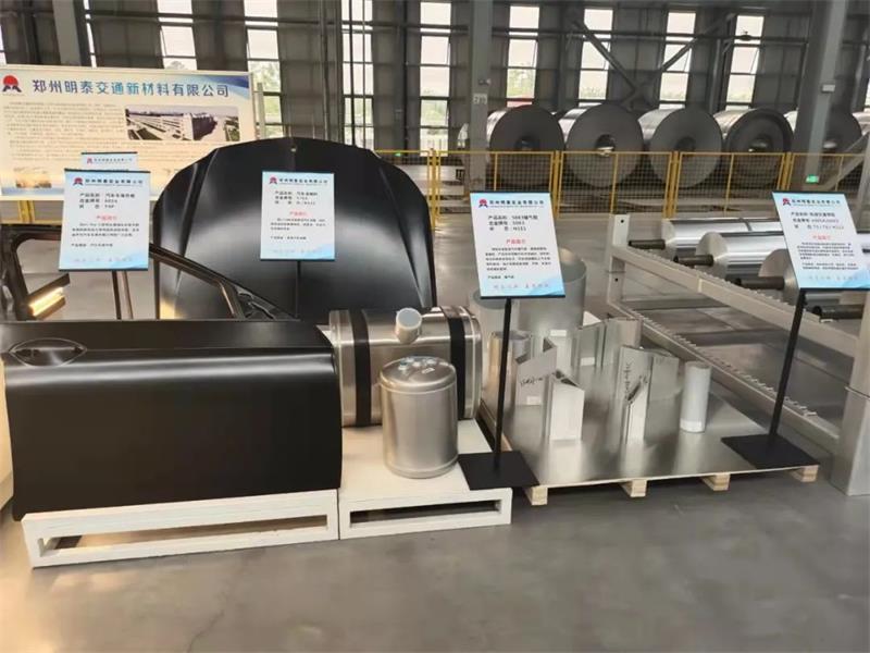 河南省委書記樓陽生、省長王凱蒞臨明泰鋁業(yè)子公司明晟新材料參觀調(diào)研