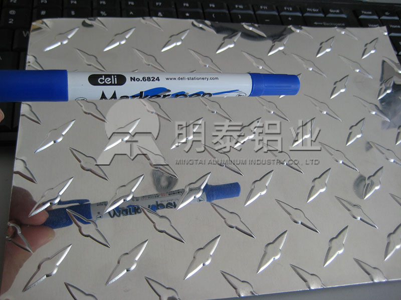 3003-H22花紋鋁板_工具箱用指針型花紋鋁板多少錢一噸？